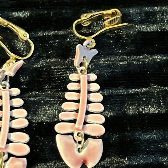 Vintage Dangling Articulated Enamel On Metal Fish Clip On Earrings Pink Teal - Picture 7 of 9